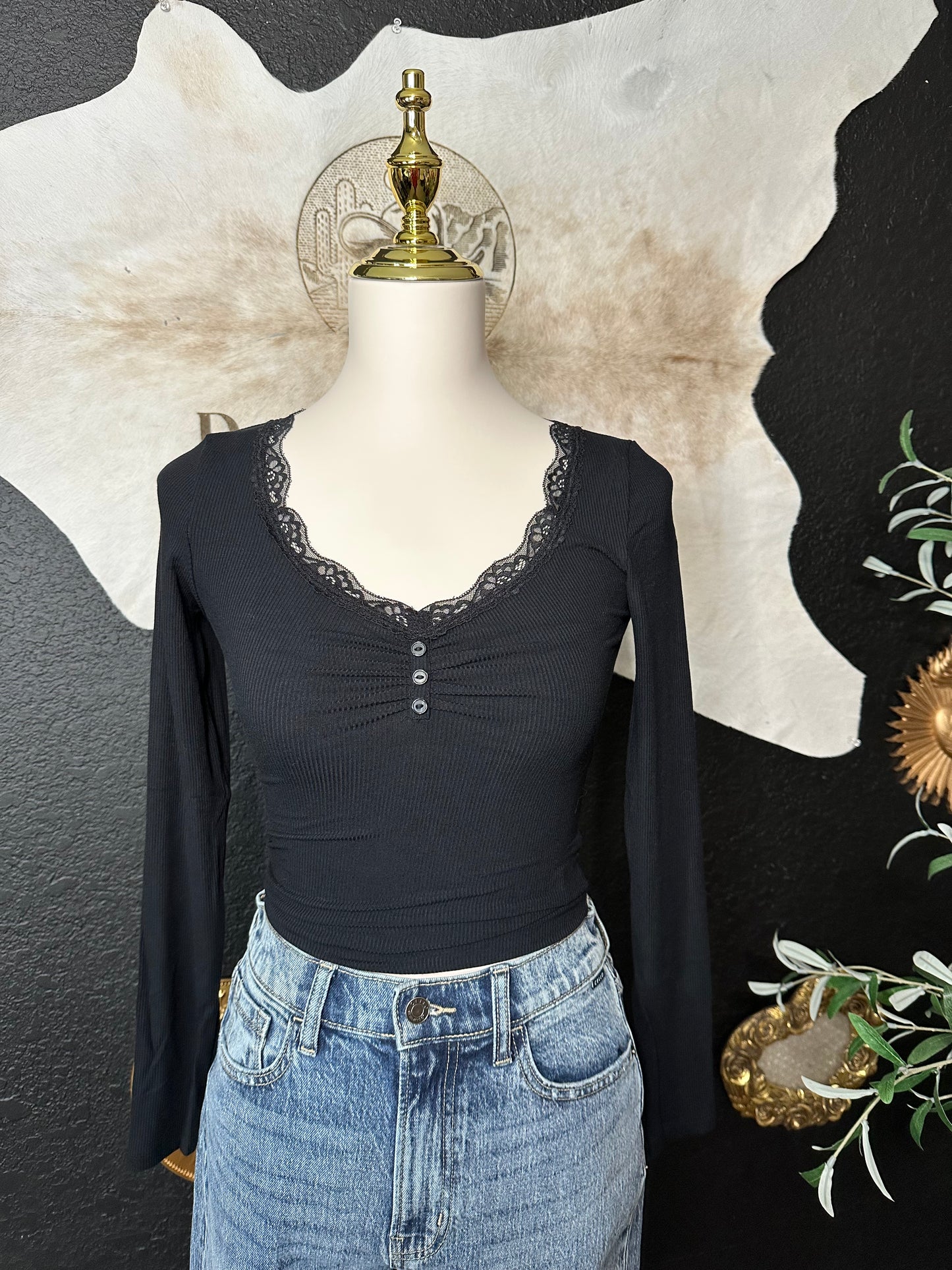 Amber V-lace neck long sleeve
