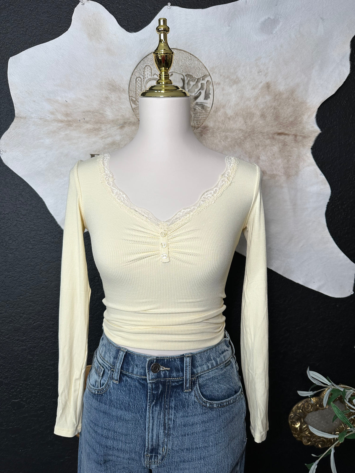 Amber V-lace neck long sleeve