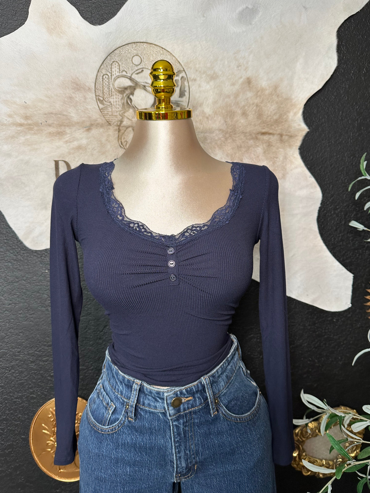 Amber V-lace neck long sleeve