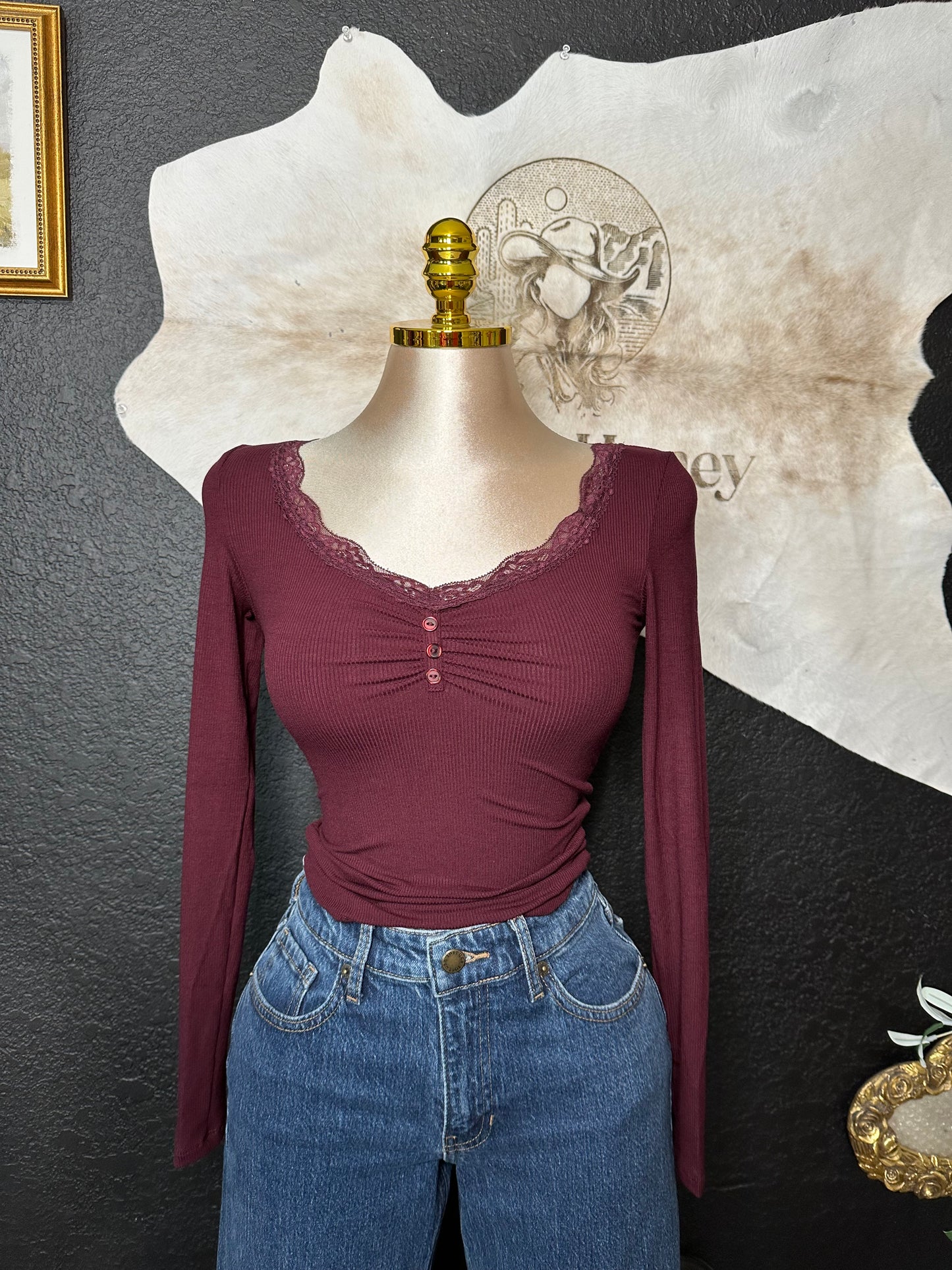Amber V-lace neck long sleeve