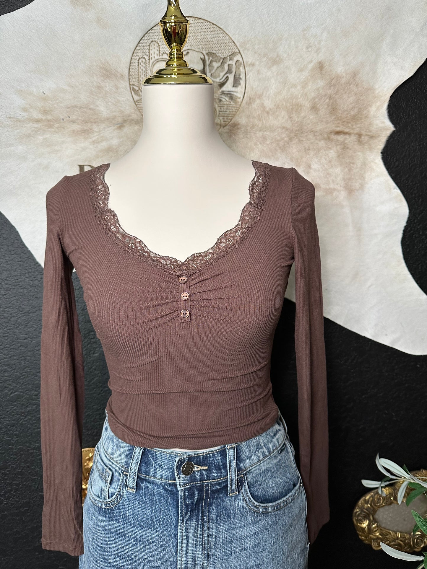 Amber V-lace neck long sleeve